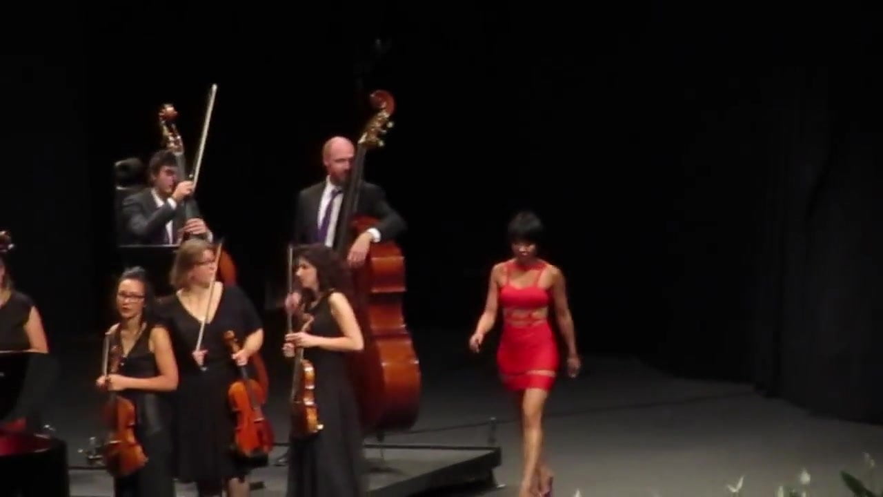 Yuja Wang walks sexy on the rythm of the claps