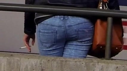 Candid - Nice Ass In Jeans At The Train Station
