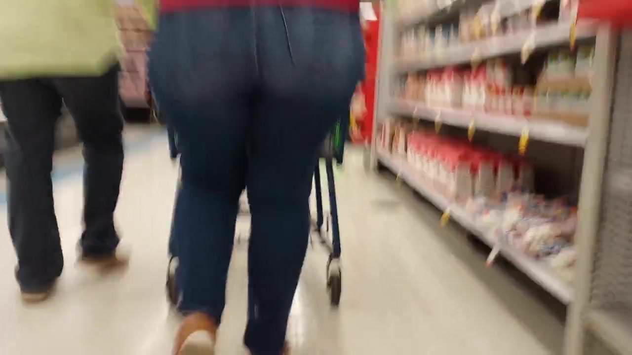 Fat ass milf in tight jeans