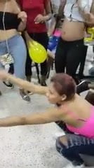 mujeres bailando funk brasileno en fiesta