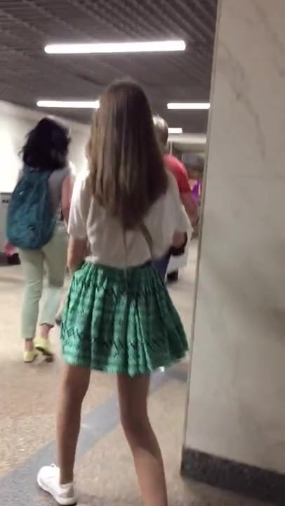 Девушка гуляет в коротких шортиках